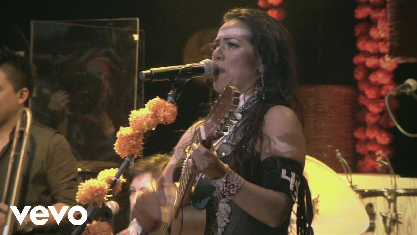 Lila Downs – Viene la Muerte Echando Rasero